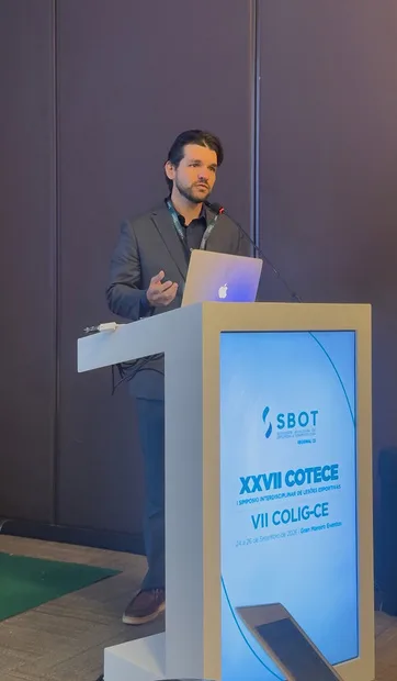 Dr. Leonardo palestrando em congresso da SBOT