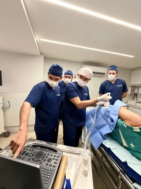 Dr. Leonardo orientando médicos em procedimento com ultrassom