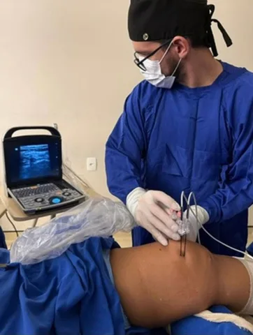 Procedimento na coluna guiado por ultrassom